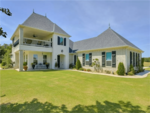 TRADITIONAL BRICK/STUCCO HOME